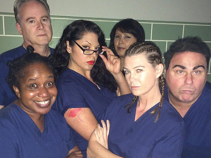 Die "Grey's Anatomy"-Stars posieren in ihren Ärztekitteln