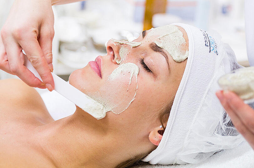 Lose Hautschüppchen wird man mit Peelings am besten los