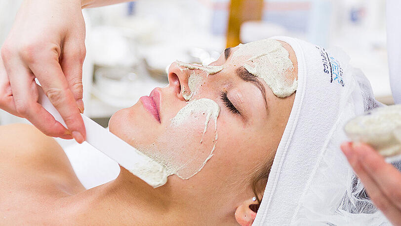 Lose Hautschüppchen wird man mit Peelings am besten los Lose Hautschüppchen wird man mit Peelings am besten los
