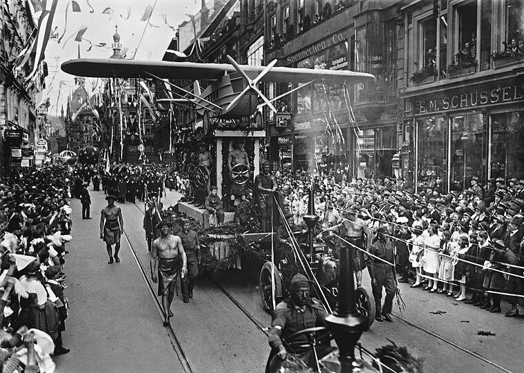 Der Wagen der Maschinenbauer mit einem Flugzeug beim Festumzug am 5. Mai &ndash; hier in der Neuhauser Straße.