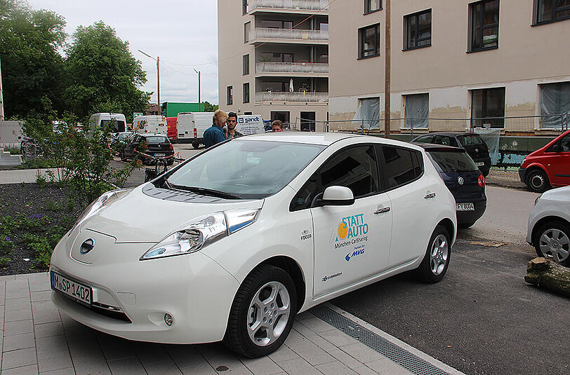 Ein E-Auto, hier ein Nissan Leaf, kriegt man schon für 2,60 Euro die Stunde und 26 Euro am Tag plus 0,26 Euro je gefahrenem Kilometer.