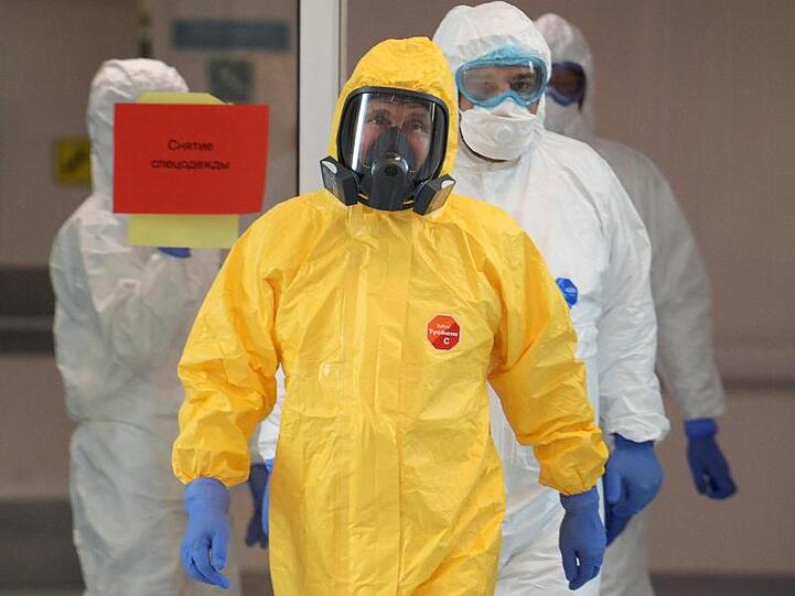 Russlands Präsient Wladimir Putin in einem Schutzanzug während seines Besuchs in einem Krankenhaus für Covid-19-Patienten außerhalb von Moskau.