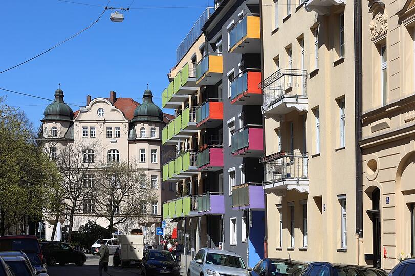 Ein bisserl Farbe schadet einer Stadt bekanntlich ja nie - wie diese Balkons in der Oettingenstraße hier beweisen.