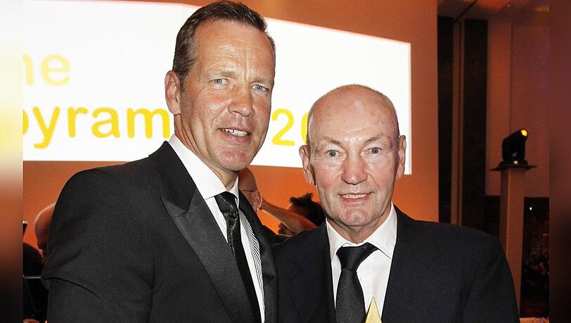Rührender Moment: 2012 gab Henry Maske (l.) seinen Preis "Goldene Sportpyramide" bei der Verleihung in Berlin an seinen Trainer Manfred Wolke weiter. Rührender Moment: 2012 gab Henry Maske (l.) seinen Preis "Goldene Sportpyramide" bei der Verleihung in Berlin an seinen Trainer Manfred Wolke weiter.