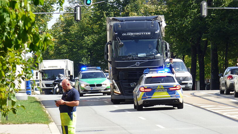 Die Unfallstelle mit dem Lastwagen im Hintergrund. Die Unfallstelle mit dem Lastwagen im Hintergrund.