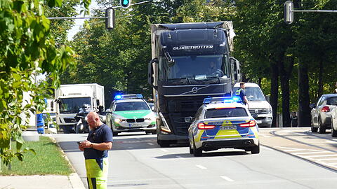 Die Unfallstelle mit dem Lastwagen im Hintergrund.