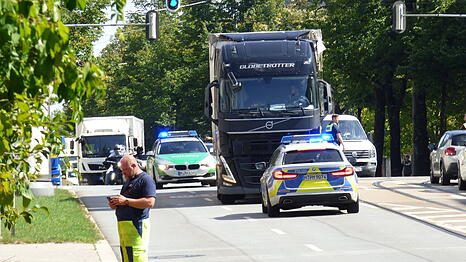 Die Unfallstelle mit dem Lastwagen im Hintergrund.