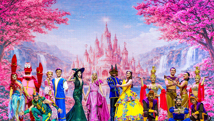 Eiskunstläufer, Solisten und Akrobaten lassen bekannte Disney-Welten auf dem Eis lebendig werden. Eiskunstläufer, Solisten und Akrobaten lassen bekannte Disney-Welten auf dem Eis lebendig werden.