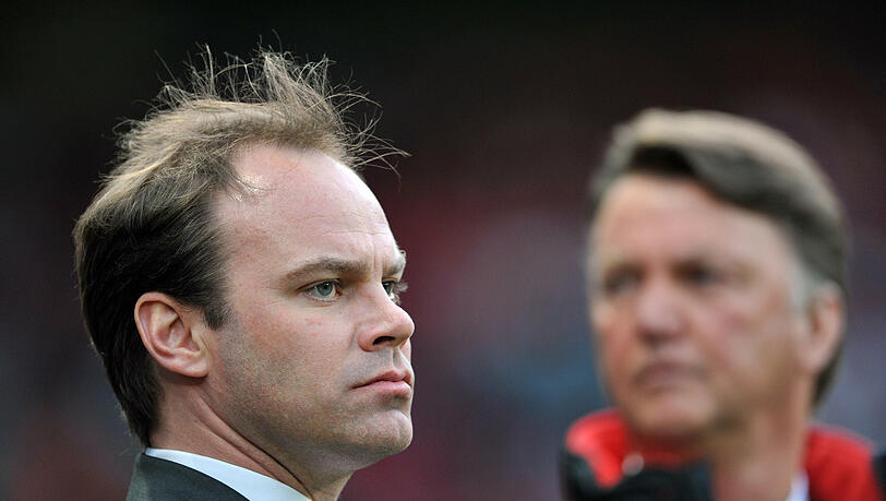 Bayern-Sportdirektor Christian Nerlinger (l.) arbietet nach eigener Aussage "ruhig und konstruktiv" mit Trainer Louis van Gaal zusammen. Bayern-Sportdirektor Christian Nerlinger (l.) arbietet nach eigener Aussage "ruhig und konstruktiv" mit Trainer Louis van Gaal zusammen.