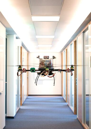 Falter fliegt ganz von allein &ndash; ohne Fernsteuerung: Ein verblüffender Anblick: Der Quadrocopter namens Falter (Foto oben) fliegt durch einen Flur, der gerade mal ein paar Zentimeter breiter ist als seine Spannweite. Völlig eigenständig, ohne Fernsteuerung.
Das autonome Fluggerät hat eine Karriere als Helfer in der Not vor sich. Er soll einmal zur Erkundung von einsturzgefährdeten Gebäuden oder von Tunneln eingesetzt werden, in die Menschen oder Suchhunde aus Sicherheitsgründen nicht mehr gehen dürfen. Ein Quadrocopter ist er, weil er vier Antriebsmotoren- und Rotorblätter hat.