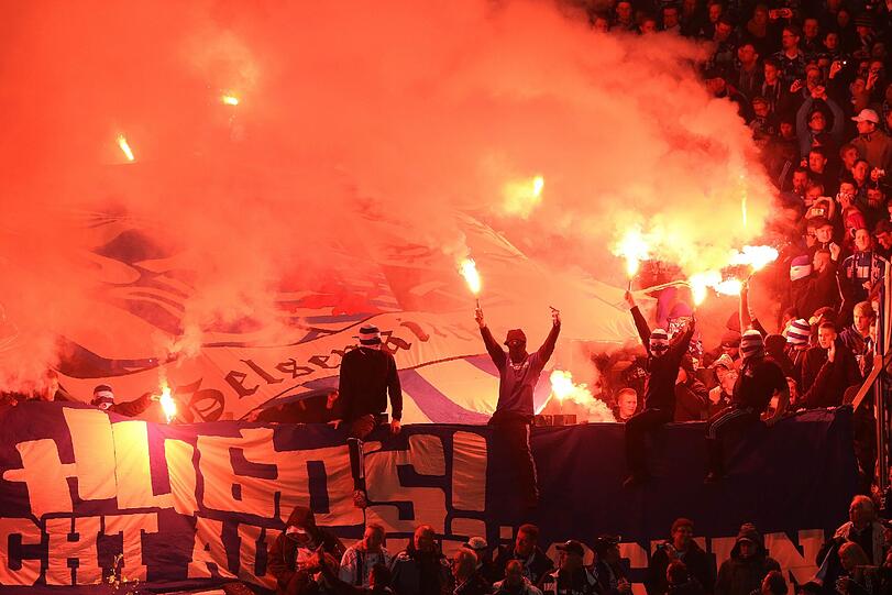 Etwa zwei Dutzend bengalische Fackeln haben Ultras in Gelsenkirchen gezündet.