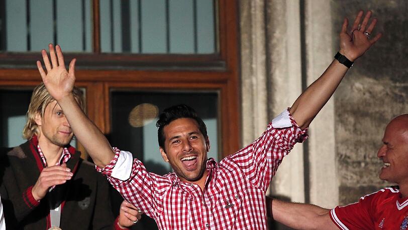 Claudio Pizarro kehrte 2012 vom SV Werder zu den Bayern zurück und soll nun ein weiteres Jahr bleiben. Claudio Pizarro kehrte 2012 vom SV Werder zu den Bayern zurück und soll nun ein weiteres Jahr bleiben.