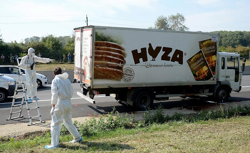 Das Foto zeigt einen Lkw in Östereich, in dem am Donnerstag 71 tote Flüchtlinge entdeckt wurden. (Symbolbild)