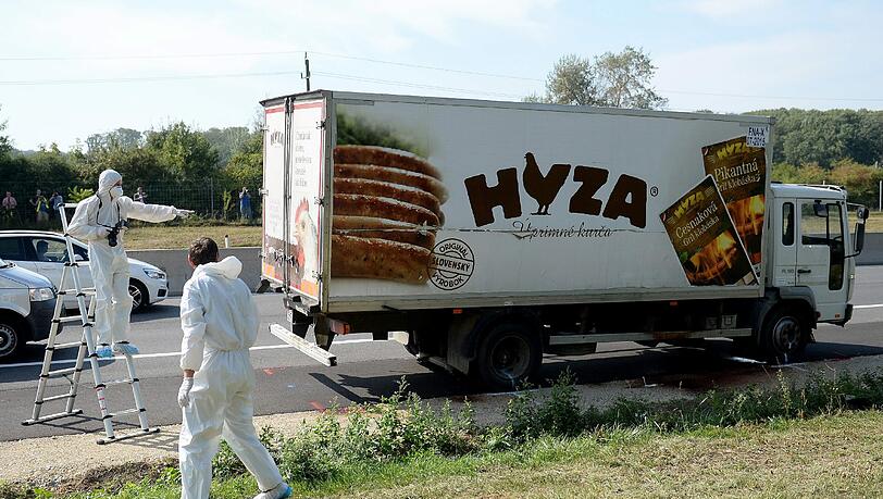 Das Foto zeigt einen Lkw in Östereich, in dem am Donnerstag 71 tote Flüchtlinge entdeckt wurden. (Symbolbild) Das Foto zeigt einen Lkw in Östereich, in dem am Donnerstag 71 tote Flüchtlinge entdeckt wurden. (Symbolbild)