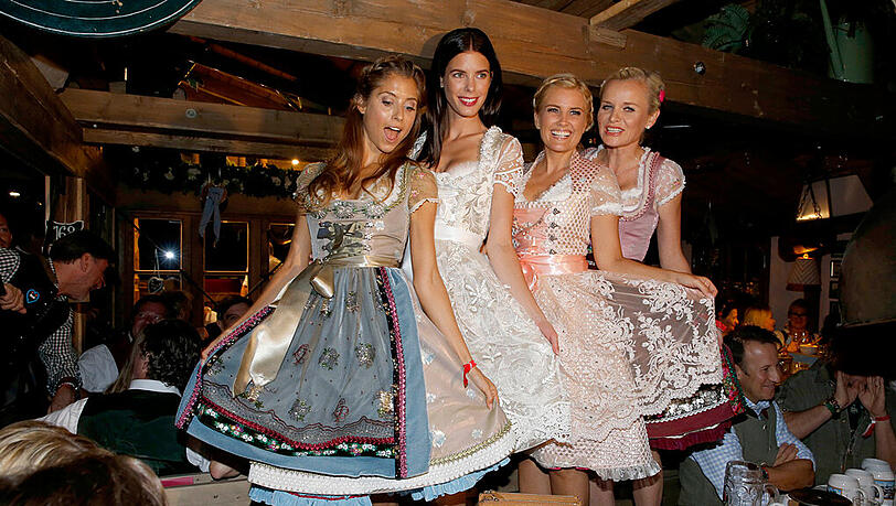 Cathy Hummels, Julia Trainer, Jennifer Knäble und Barbara Sturm Eröffnung des 182. Münchner Oktoberfest in der Käfer Wiesn-Schänke.