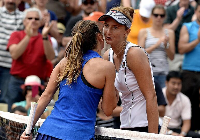 Auch Fed-Cup-Teamchefin Barbara Rittner ist enttäuscht über das Abschneiden der deutschen Spielerinnen bei den French Open: "Die Bilanz ist schon ernüchternd, wir haben natürlich andere Ansprüche. Viele konnten aus unterschiedlichen Gründen einfach nicht ihr bestes Tennis abrufen." Bilder vom Ausscheiden Annika Becks gegen Irina-Camelia Begu.