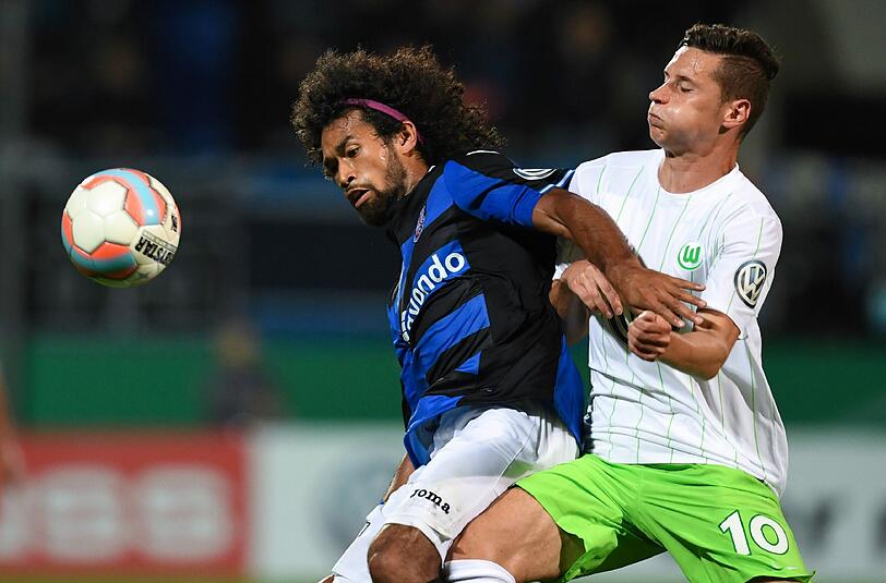 Keine leichte Aufgabe für die Wölfe: Frankfurts La'Vere Corbin-Ong (l) und Wolfsburgs Julian Draxler kämpfen um den Ball.