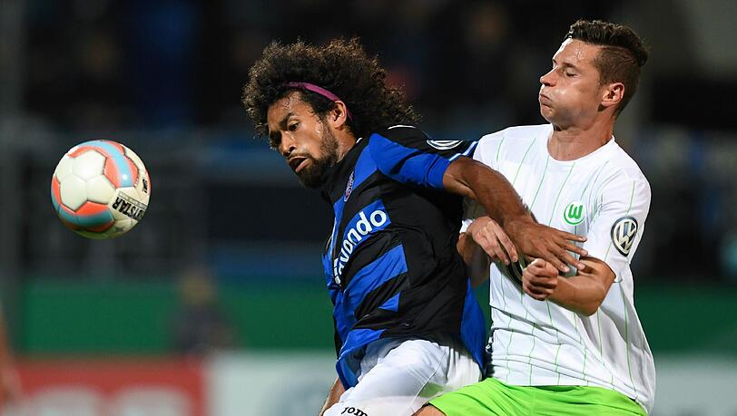 Keine leichte Aufgabe für die Wölfe: Frankfurts La'Vere Corbin-Ong (l) und Wolfsburgs Julian Draxler kämpfen um den Ball.