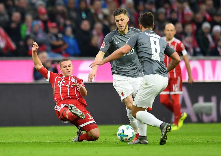 JOSHUA KIMMICH NOTE 2:
Sein Motto gegen die Kälte: rennen, rennen, rennen. Flitzte in der Anfangsphase an gleich vier Augsburgern vorbei, wurde erst durch ein Foul gestoppt. Herausragend: Kimmichs Flanke vor Lewandowskis 3:0 (49.). Schon sein fünfter Assist in dieser Saison. 50. Sieg im 62. Bundesliga-Spiel - Rekord!