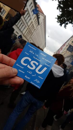 Gute Stimmung trotz düsteren Wolken bei der Demonstration "Jetzt gilt's" in München.