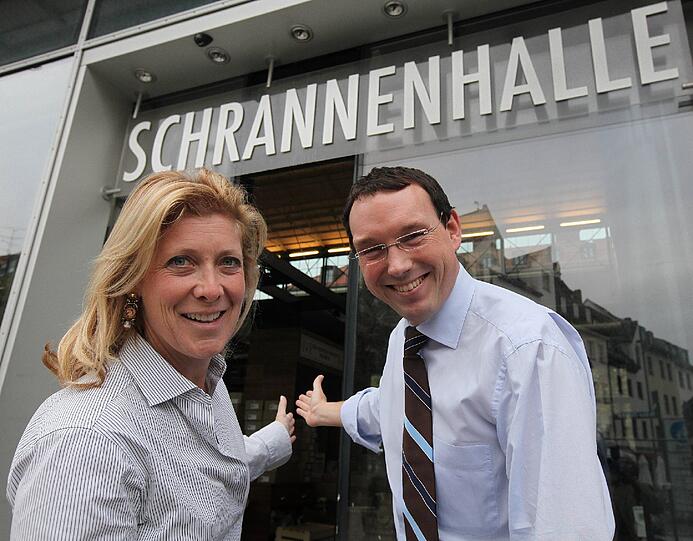 Kunden willkommen &mdash; und Standlbetreiber auch! Chantal und Hans Hammer laden in die Schrannenhalle ein.