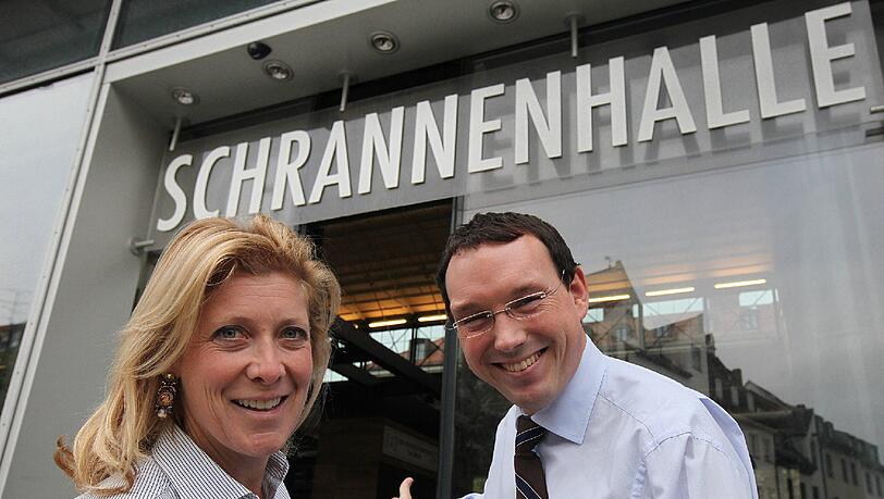 Kunden willkommen — und Standlbetreiber auch! Chantal und Hans Hammer laden in die Schrannenhalle ein. Kunden willkommen — und Standlbetreiber auch! Chantal und Hans Hammer laden in die Schrannenhalle ein.