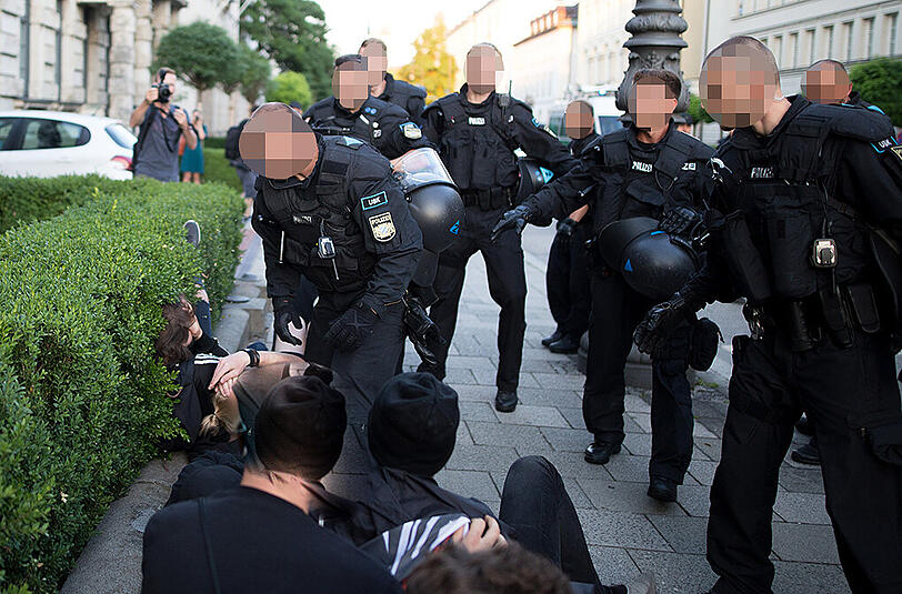 Pegida-Gegendemo am Karolinenplatz: Die Bilder zeigen Schläge des Polizisten gegen die Gegendemonstranten.