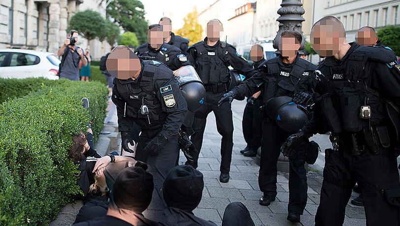 Pegida-Gegendemo am Karolinenplatz: Die Bilder zeigen Schläge des Polizisten gegen die Gegendemonstranten. Pegida-Gegendemo am Karolinenplatz: Die Bilder zeigen Schläge des Polizisten gegen die Gegendemonstranten.