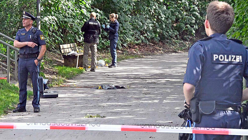 Ein zunächst verbaler Streit zwischen zwei Männern in München ist für einen der beiden tödlich ausgegangen. Die Auseinandersetzung sei am Freitagnachmittag in einen "massiven Angriff" gegipfelt, teilte die Polizei mit. Ein zunächst verbaler Streit zwischen zwei Männern in München ist für einen der beiden tödlich ausgegangen. Die Auseinandersetzung sei am Freitagnachmittag in einen "massiven Angriff" gegipfelt, teilte die Polizei mit.
