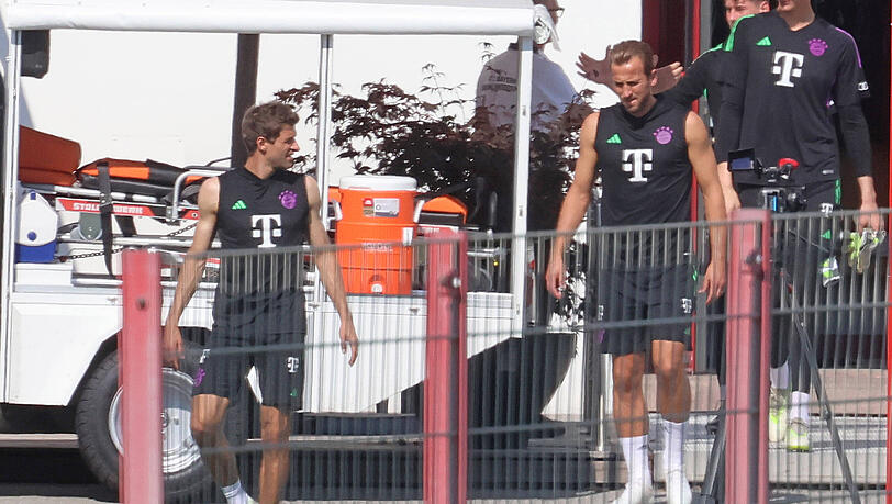 Thomas Müller (li.) begrüßt Neuzugang Harry Kane beim Training des FC Bayern.