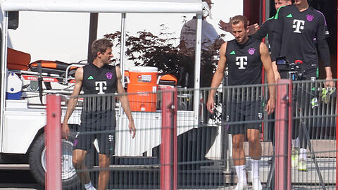 Thomas Müller (li.) begrüßt Neuzugang Harry Kane beim Training des FC Bayern.