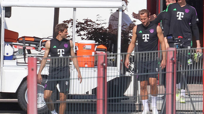 Thomas Müller (li.) begrüßt Neuzugang Harry Kane beim Training des FC Bayern.