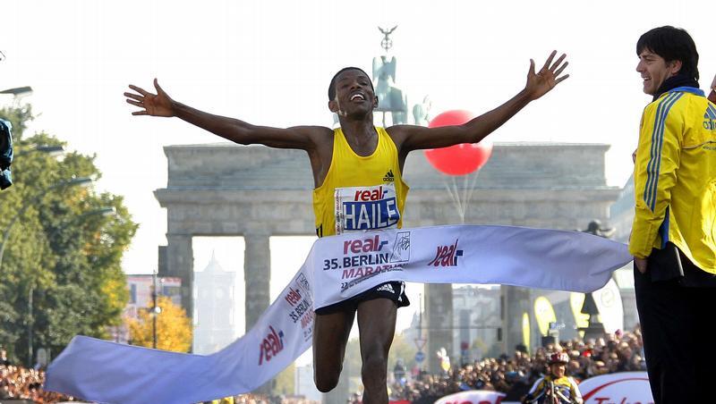 Jubelnd läuft Gebrselassie unter den Augen von Bundestrainer Löw (r) ins Ziel. Jubelnd läuft Gebrselassie unter den Augen von Bundestrainer Löw (r) ins Ziel.