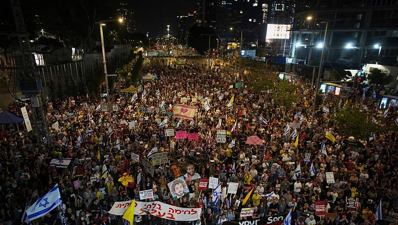 Erneut fordern in Israel Tausende ein Ende des Gaza-Kriegs.