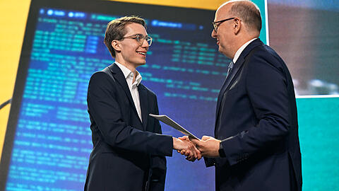 Vincent Nack (19) bekommt den Preis f&uuml;r die innovativste  Arbeit bei "Jugend forscht" 2026.