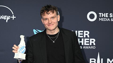 Schauspieler Johannes Hegemann bekommt den "Blauen Panther" als "Bester Schauspieler". Schauspieler Johannes Hegemann bekommt den "Blauen Panther" als "Bester Schauspieler".