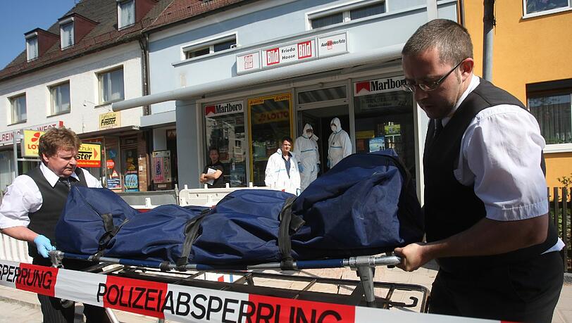 Bestatter tragen am Samstag eine Leiche aus einem Lottogeschäft in Nürnberg. Bestatter tragen am Samstag eine Leiche aus einem Lottogeschäft in Nürnberg.