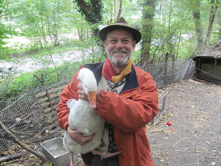Wehrt sich gegen den Bettelvorwurf: "Gänse-Heinrich" mit seiner Gans Germania.