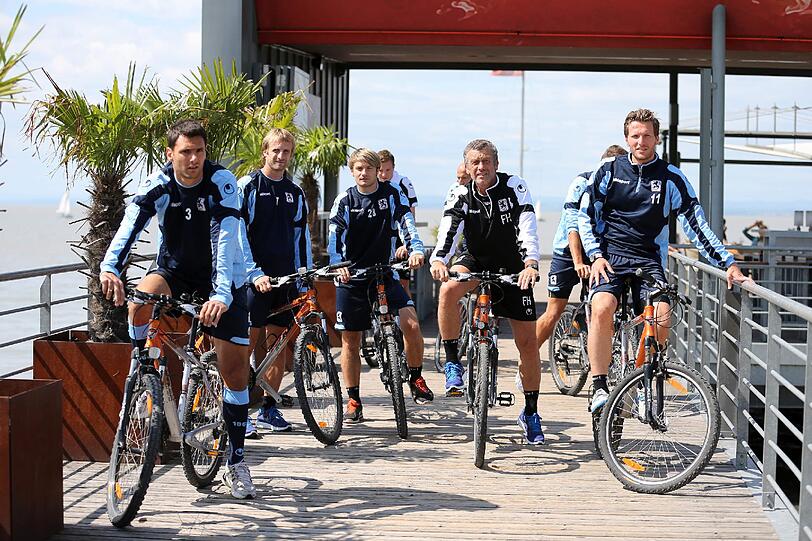 Angenommen, das Trainingslager der Löwen hätte einen Soundtrack - "Ja, mia san mitm Radl da" wäre das Lied zum dritten Tag in Neusiedl.