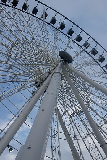 Gigantisch: Dieses Gefährt lässt das Wiesn-Riesenrad winzig aussehen.