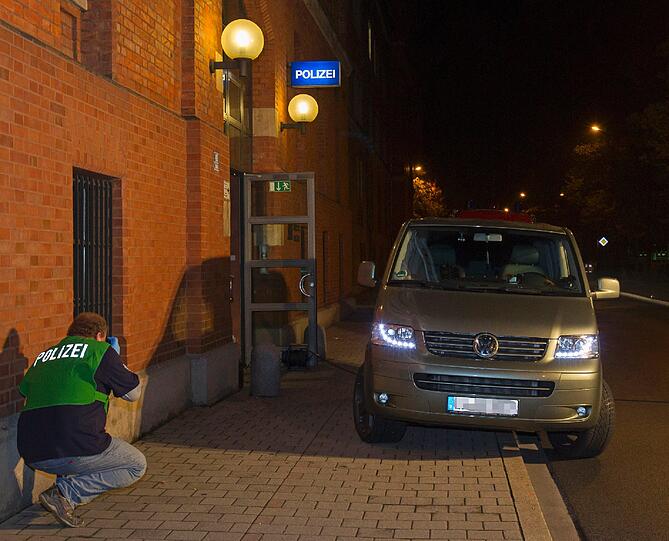 Polizisten stehen Sonntagabend in der Klein-Salvatorstrasse im Ortsteil Ringsee in Ingolstadt am Tatort, wo ein 43-jähriger Mann einen 48-Jährigen erschossen hat. Anschließend fuhr er zum Polizeipräsidium und tötete sich selbst.