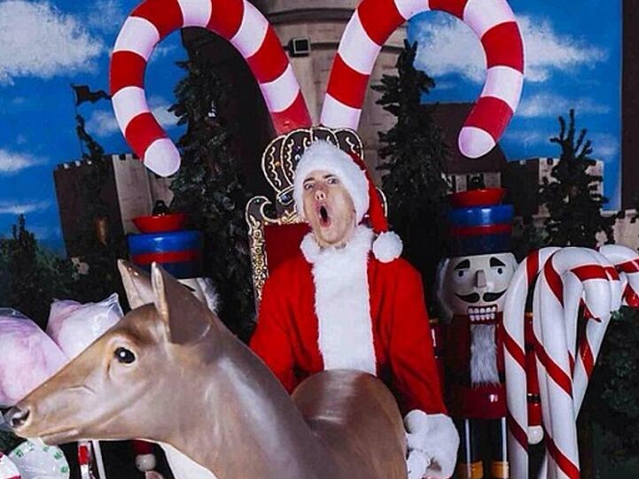 Eminem beglückt ein Rentier zu Weihnachten
