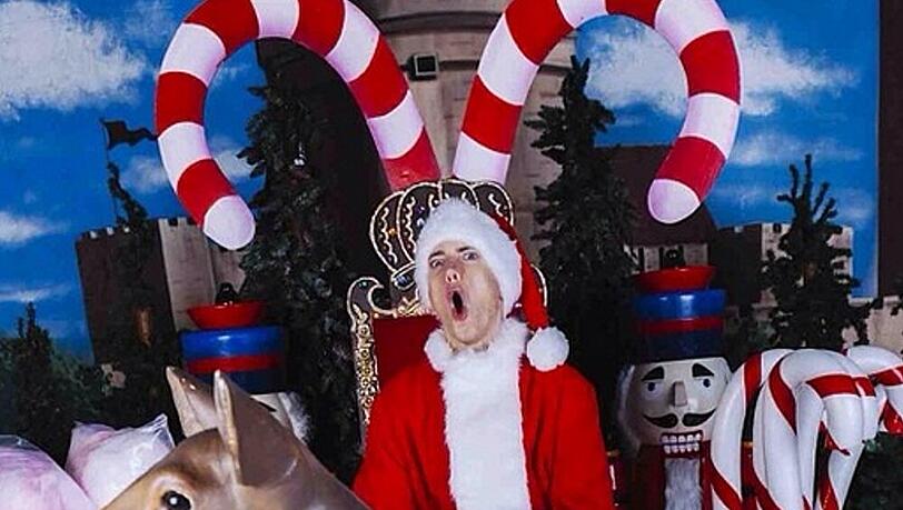 Eminem beglückt ein Rentier zu Weihnachten Eminem beglückt ein Rentier zu Weihnachten