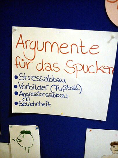 Und wenn wir schon bei Körperabsonderungen sind: Wie verhält sich das mit dem Spucken?