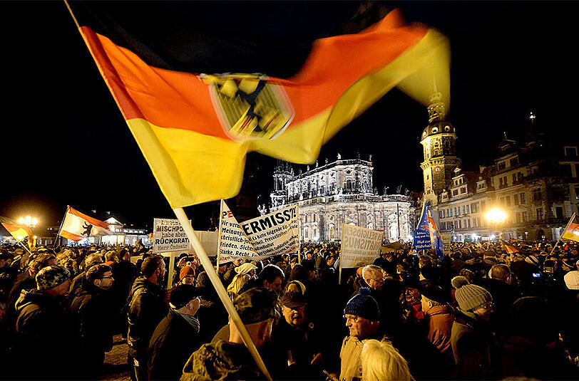 Deutsche Fahnen auf der Pegida-Demonstration in Dresden.
