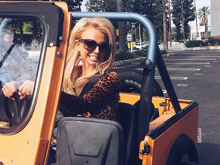 Auch Britney Spears selbst postete vom Filmset auf Instagram. Allerdings werden die Speckröllchen durch einen Seitenspiegel verdeckt