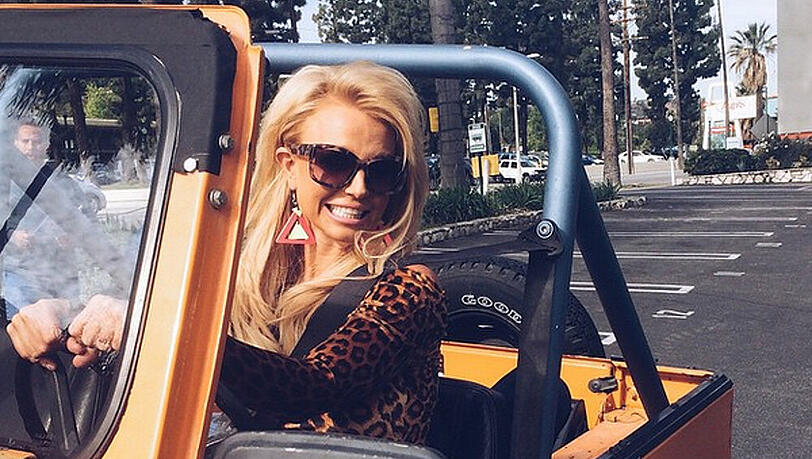 Auch Britney Spears selbst postete vom Filmset auf Instagram. Allerdings werden die Speckröllchen durch einen Seitenspiegel verdeckt Auch Britney Spears selbst postete vom Filmset auf Instagram. Allerdings werden die Speckröllchen durch einen Seitenspiegel verdeckt