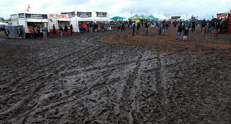 So ein Dreck! Das Wacken Open Air 2015 wird wohl ein schlammiges Unterfangen werden. Am Donnerstag geht's offiziell los, die ersten Metalfans sind schon da. Die Bilder aus Wacken.