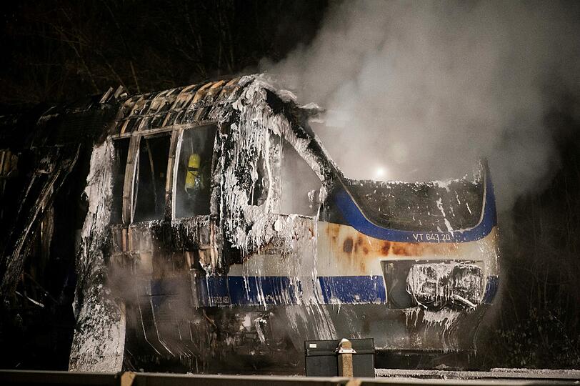 Ein technischer Defekt soll für das Feuer in dem Regionalzug verantwortlich sein. Die Bilder.