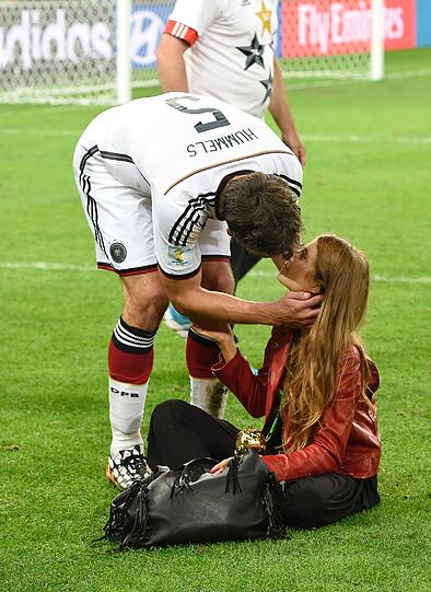 Mats Hummels feierte den Sieg mit seiner Frau Cathy auf romantische Art und Weise.